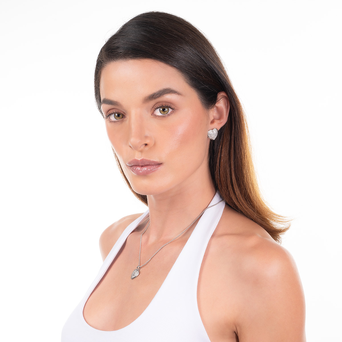 Aretes en baño de rodio corazón piedras en tono cristal