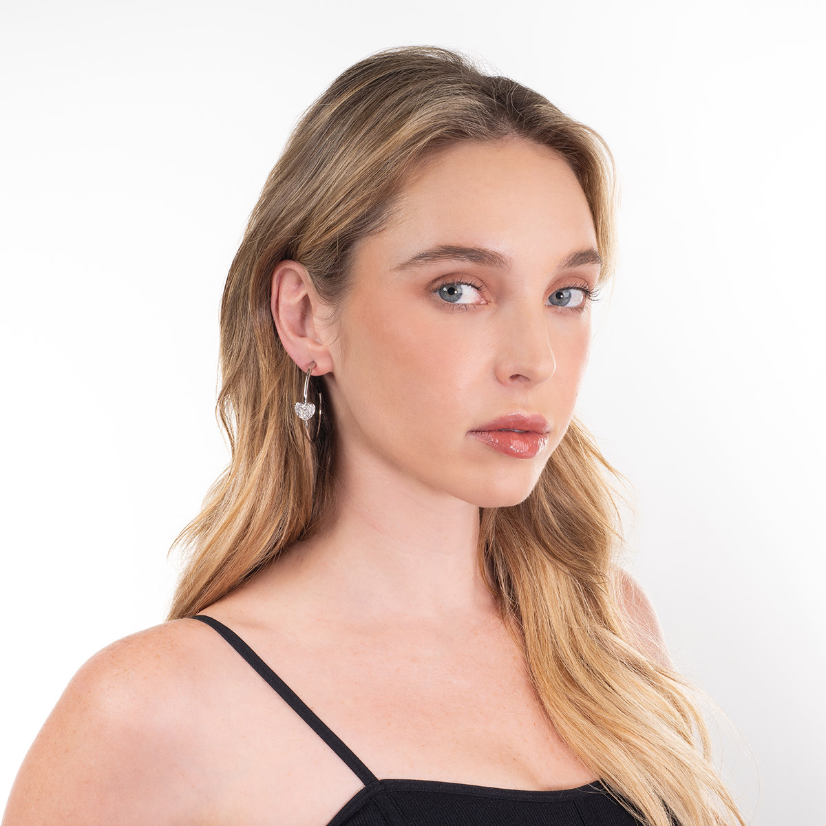Aretes en baño de rodio corazón piedras tono cristal aros