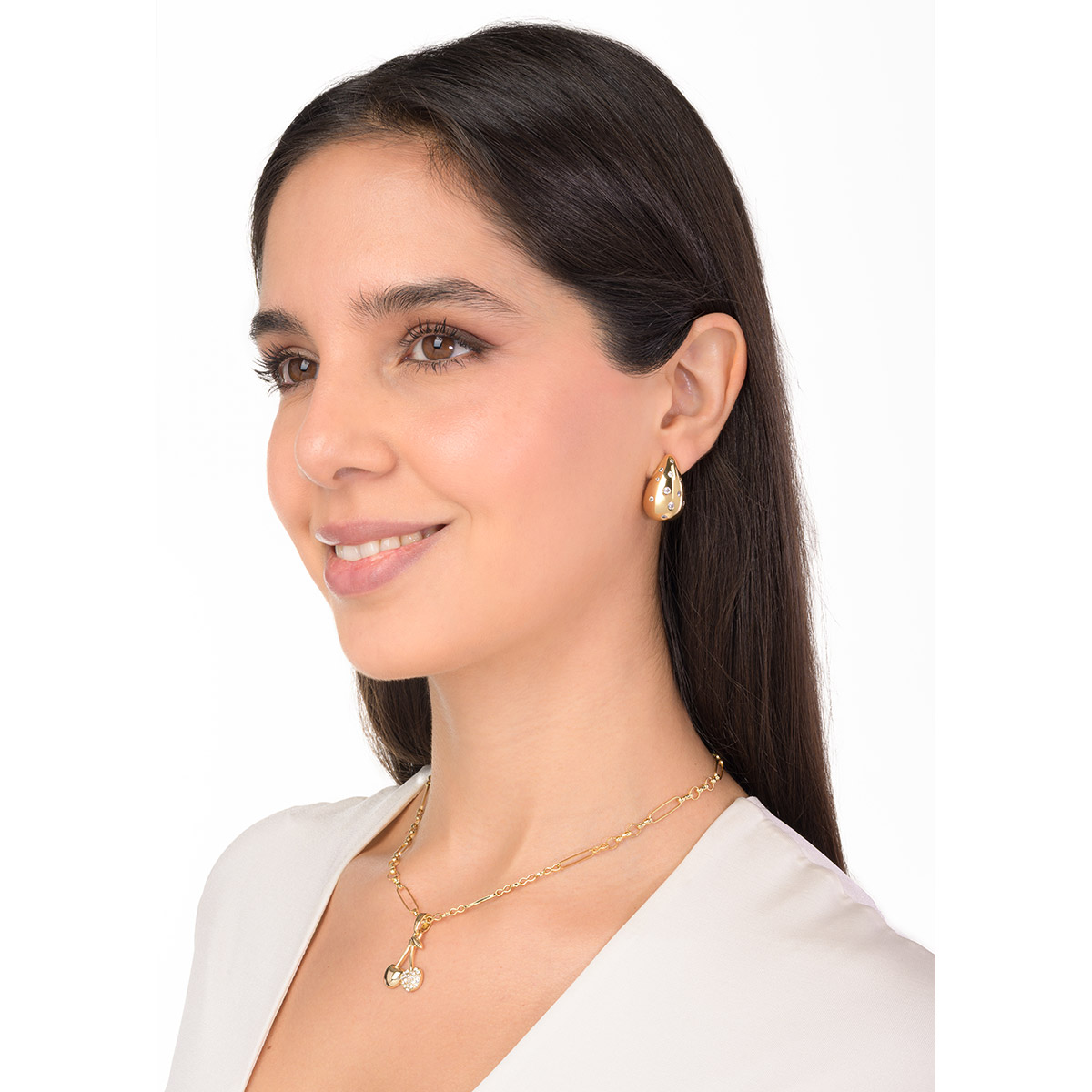 Aretes en baño de oro con forma orgánica de gota, embellecidos con piedras en tono cristal para sumar un matiz luminoso y moderno a tu estilo.