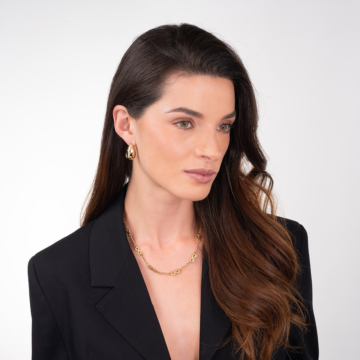 Aretes en baño de oro con gotas voluminosas y toque brillante