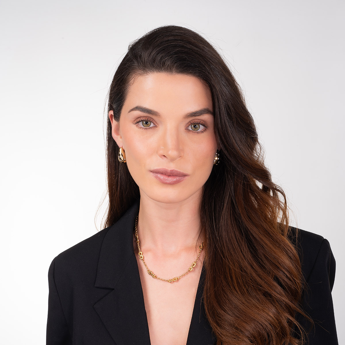 Aretes en baño de oro con gotas voluminosas y toque brillante