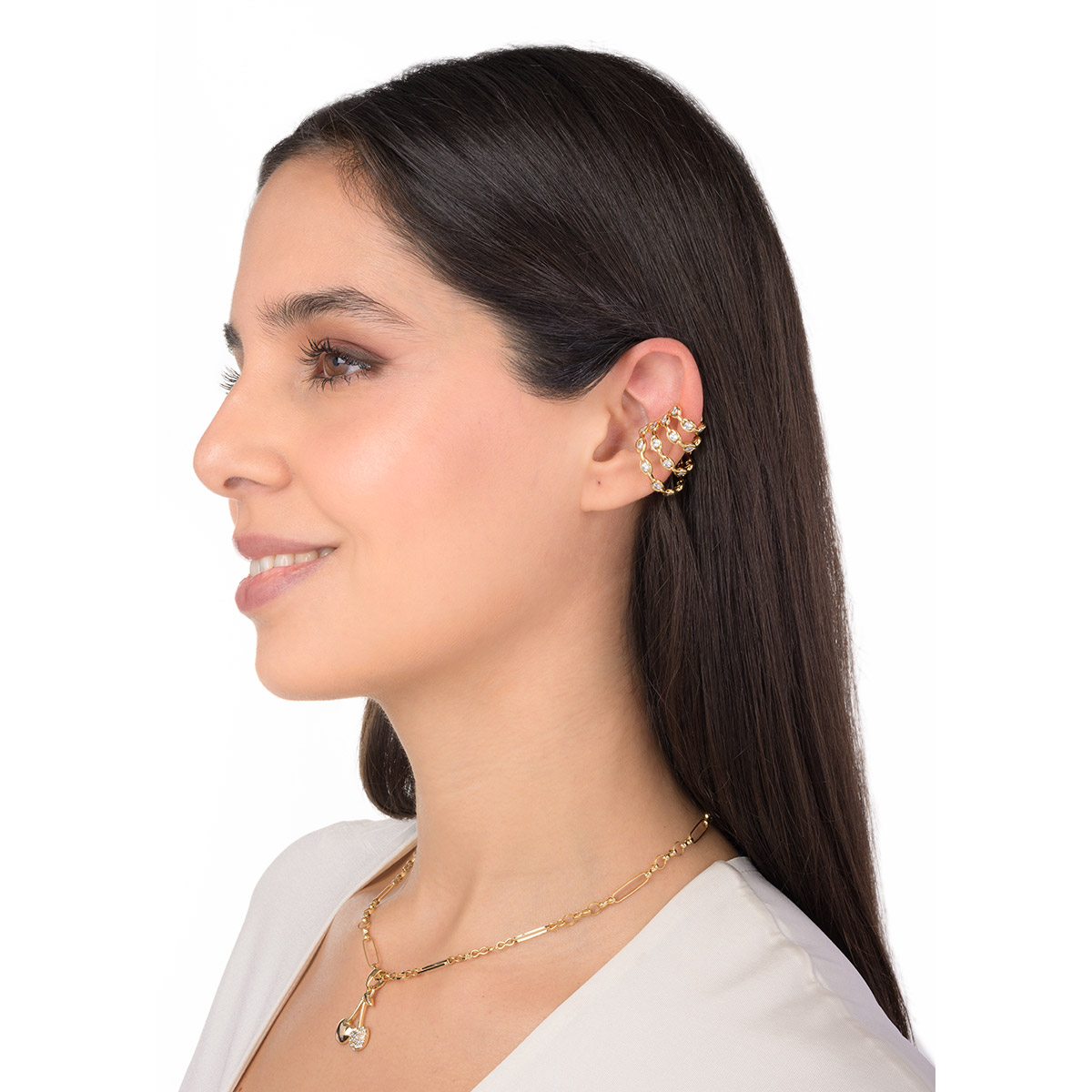 Aretes con baño de oro en diseño de aros múltiples, adornados con piedras en tono cristal para un acabado distintivo y luminoso en cualquier ocasión.