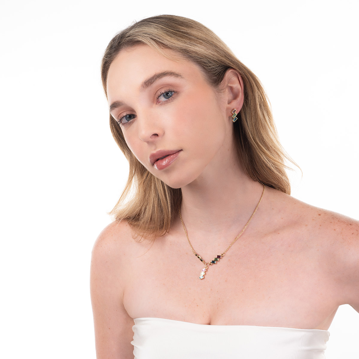 Aretes en baño de oro piedras fucsia verde azul diseño moderno