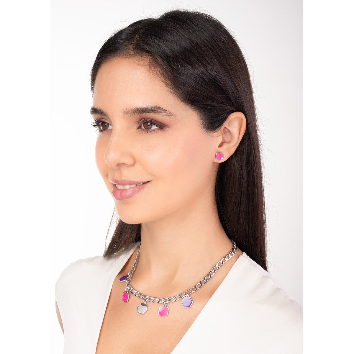 Aretes hexagonales en baño de rodio con un vibrante tono fucsia, ideales para añadir un matiz moderno y con personalidad a tu estilo diario.
