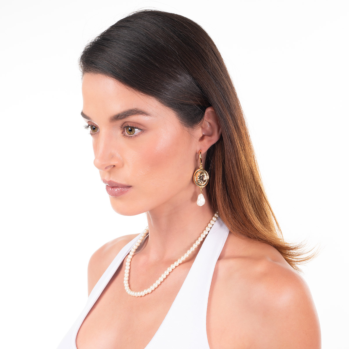 Aretes en baño de oro medallón textura perla crema colgante