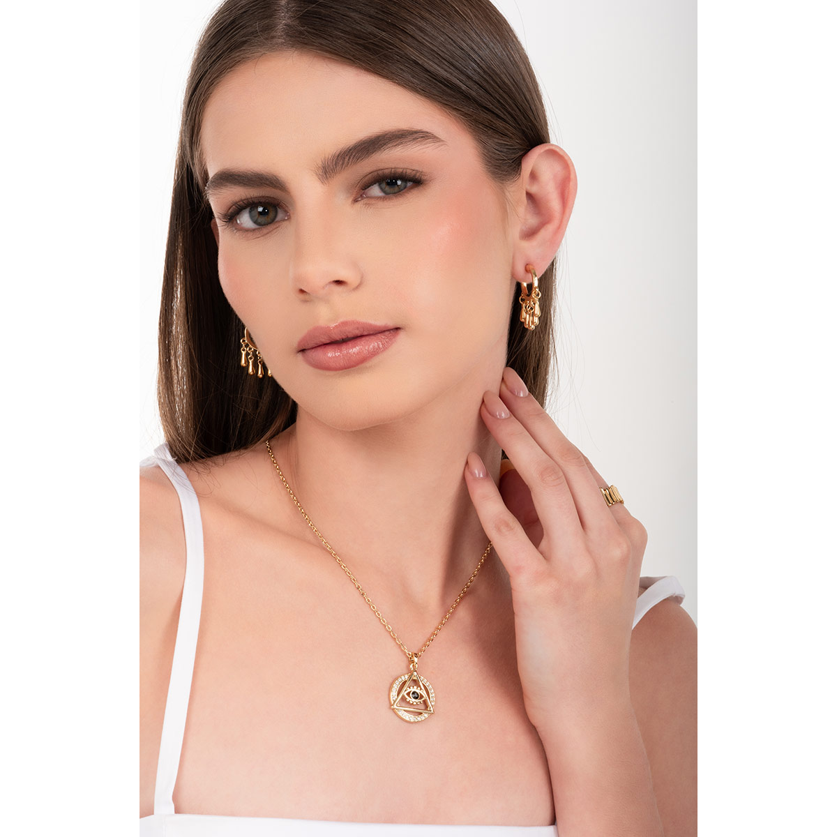 Aretes en baño de oro con dijes en forma de gota que realzan tu estilo con movimiento y un toque contemporáneo, ideales para uso diario