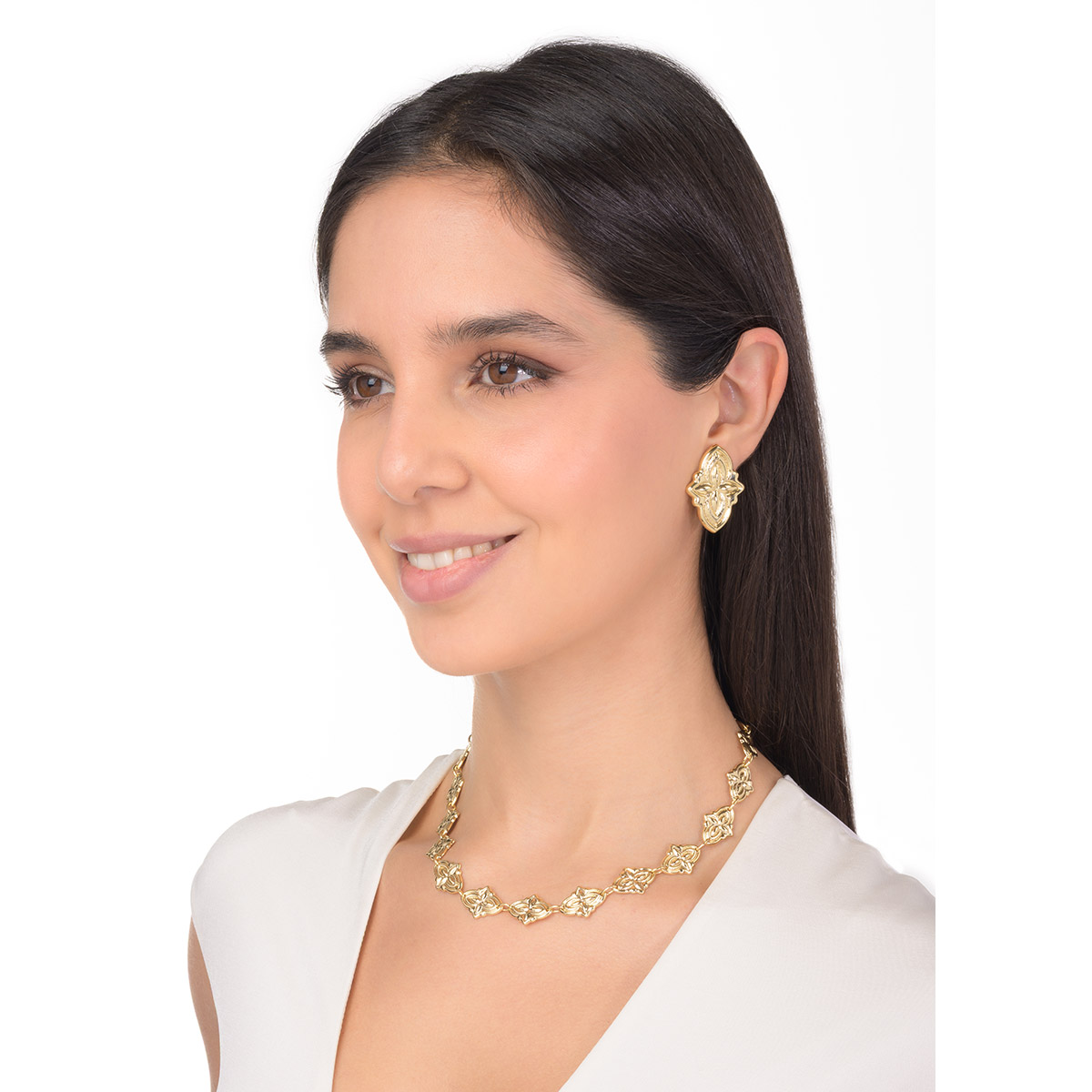 Aretes en baño de oro con diseño geométrico floral en relieve, el complemento perfecto para sumar un matiz distinguido y versátil a cualquier estilo.