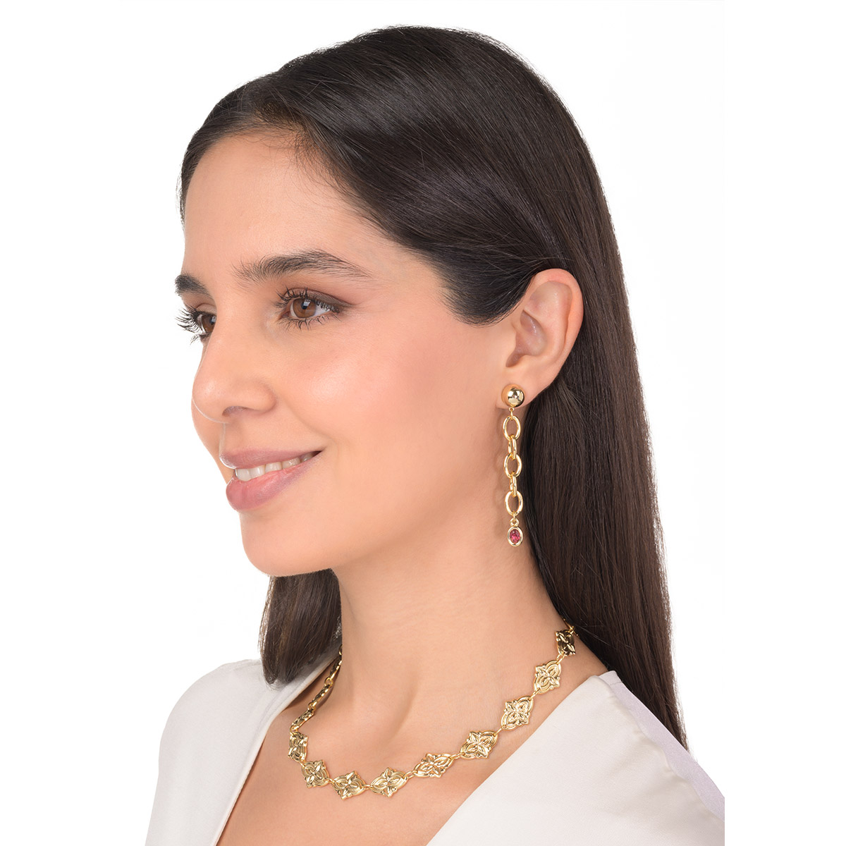 Aretes en baño de oro con estructura de eslabones y piedra en tono rosa al final, una opción contemporánea que suma color y movimiento a tu look.