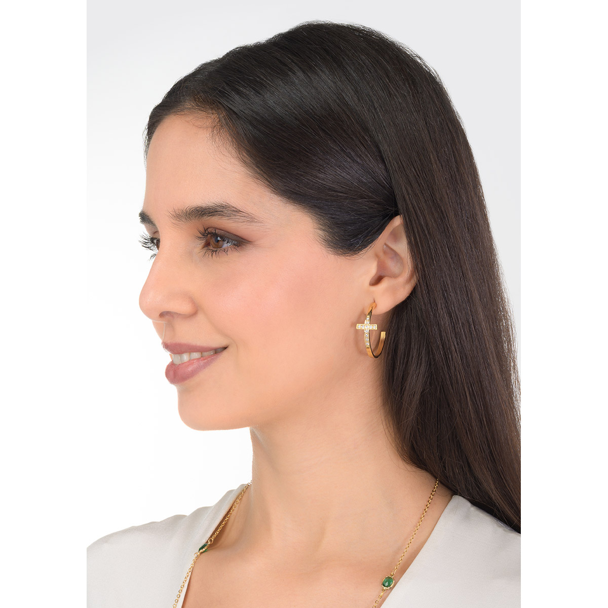 Aretes en baño de oro con cruz y piedras en tono cristal