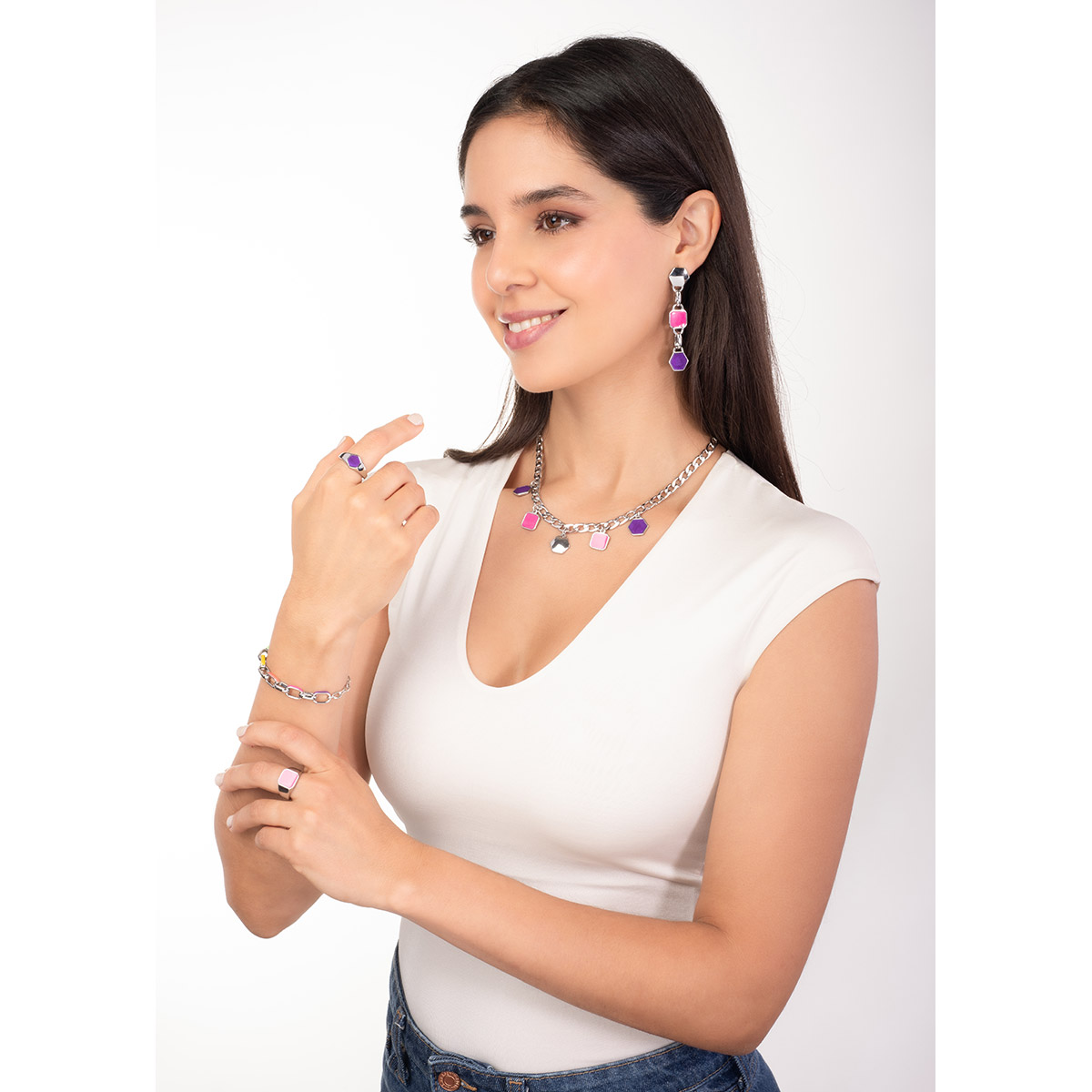 Aretes en baño de rodio con eslabones geométricos en tonos fucsia y morado, el detalle moderno que da personalidad y color a tu estilo diario.