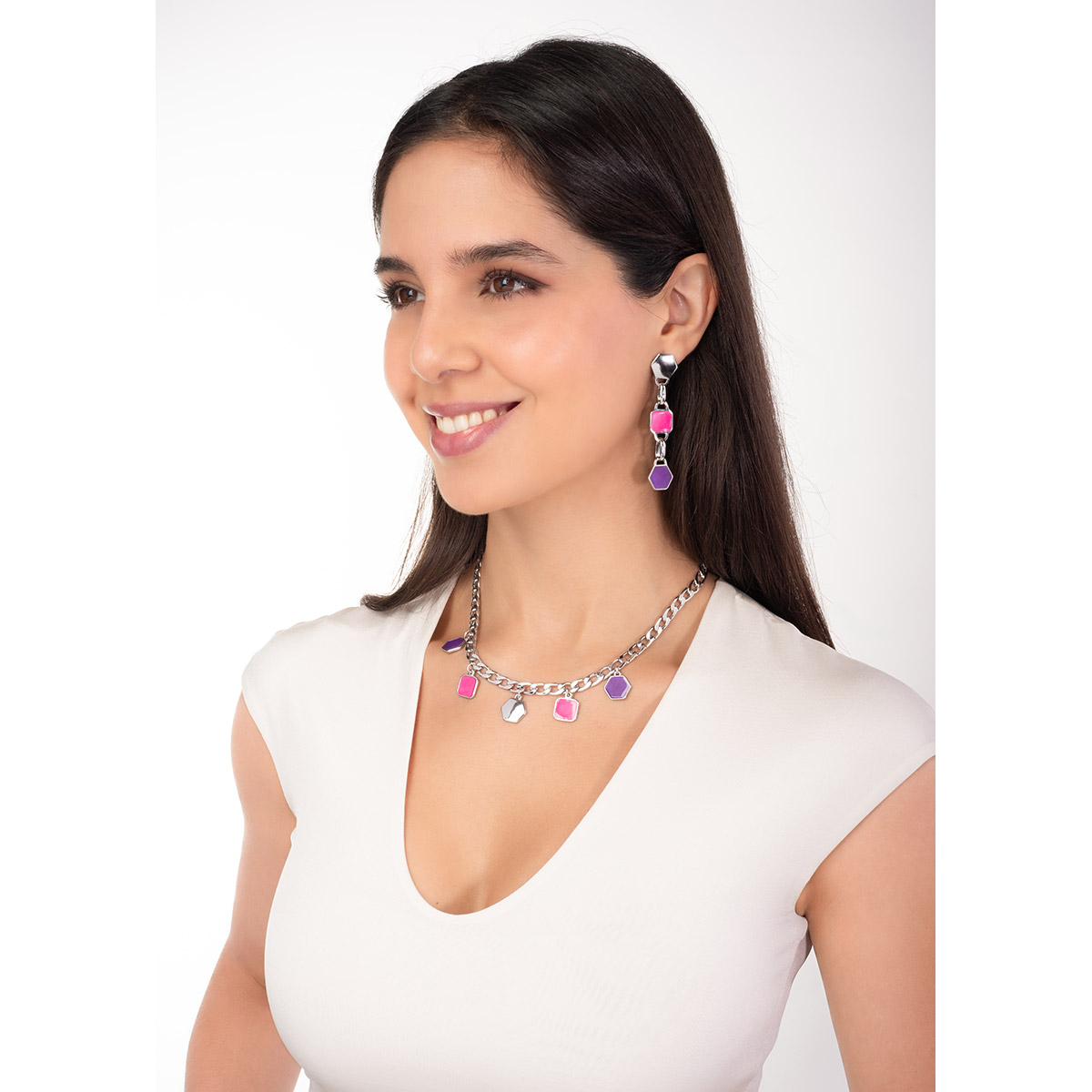 Aretes en baño de rodio con eslabones geométricos en tonos fucsia y morado, el detalle moderno que da personalidad y color a tu estilo diario.
