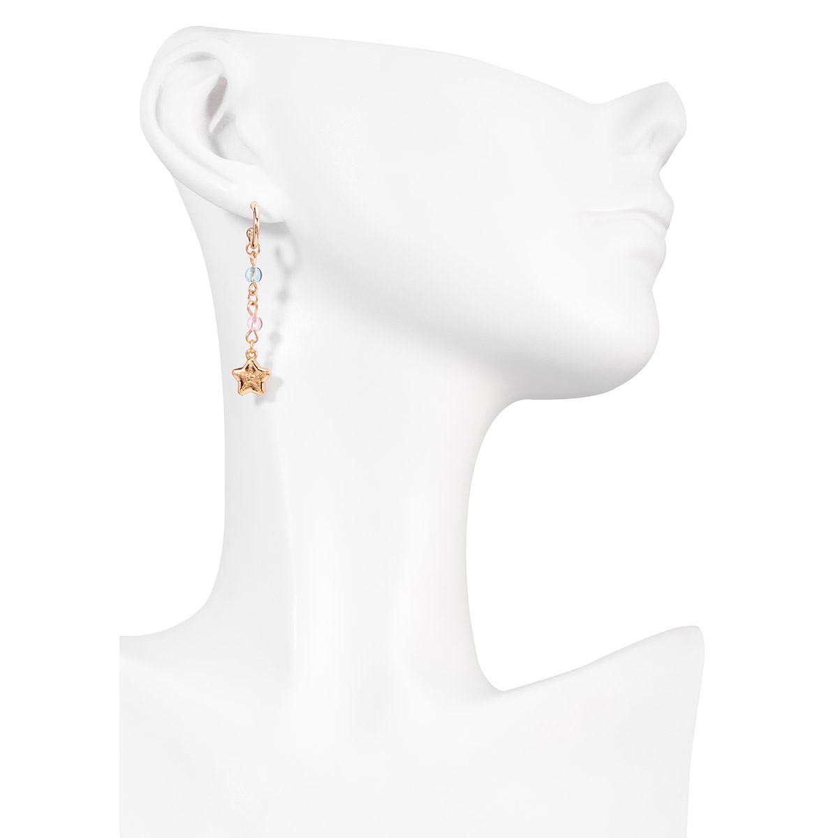Aretes en baño de oro con dijes de estrella y cuentas pastel