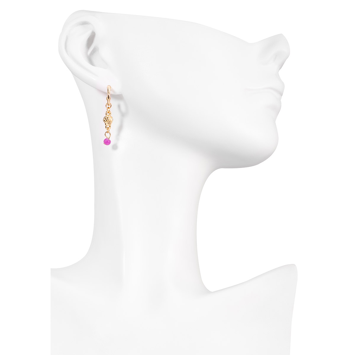 Aretes en baño de oro con dijes de concha y cuenta fucsia