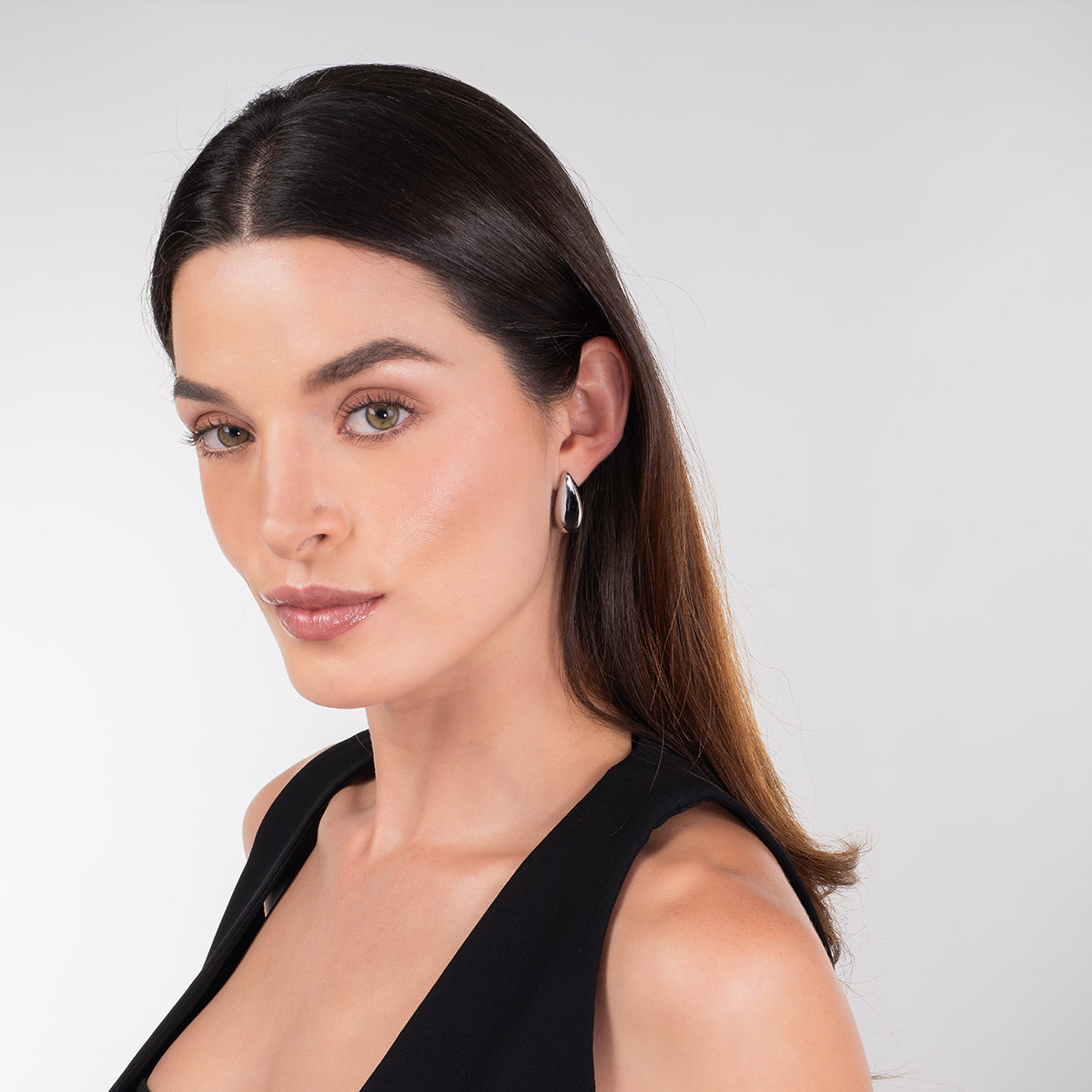 Aretes en baño de rodio con diseño de gota pulida