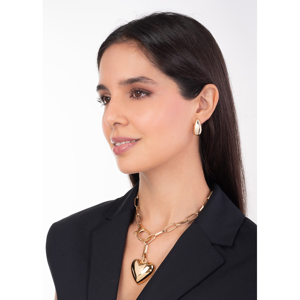 Aretes en baño de oro con forma de gota y acabado pulido, un diseño contemporáneo.