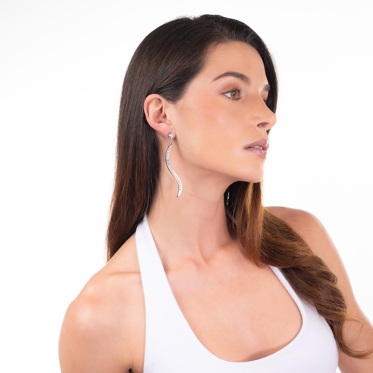 Aretes en baño de rodio diseño curvo piedras tono cristal