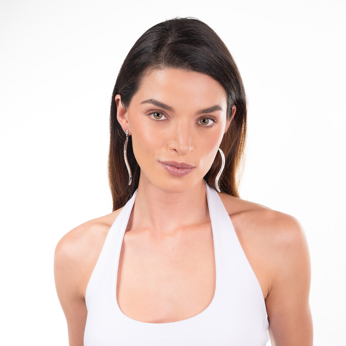 Aretes en baño de rodio diseño curvo piedras tono cristal