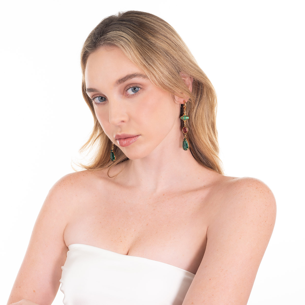 Aretes en baño de oro piedras tono esmeralda y rosa diseño largo