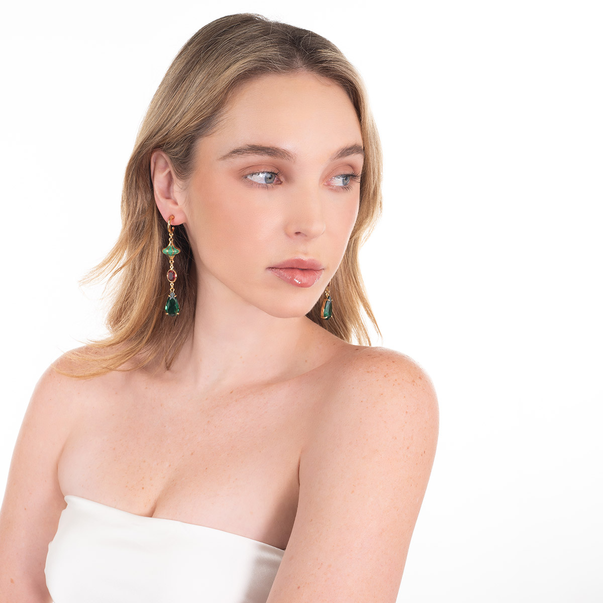 Aretes en baño de oro piedras tono esmeralda y rosa diseño largo