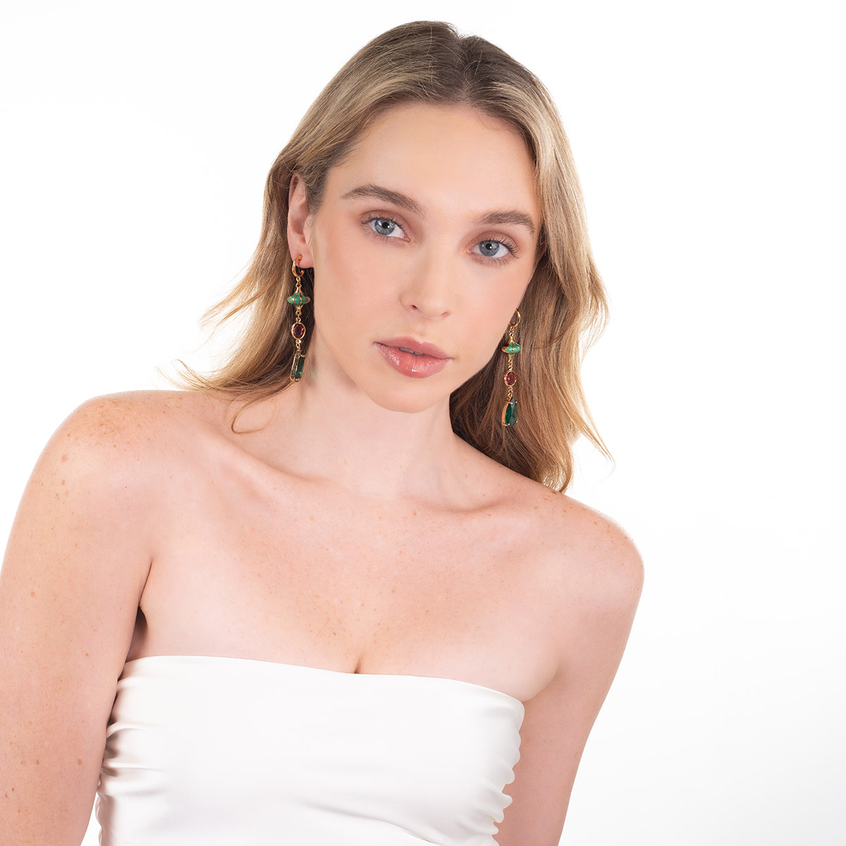 Aretes en baño de oro piedras tono esmeralda y rosa diseño largo