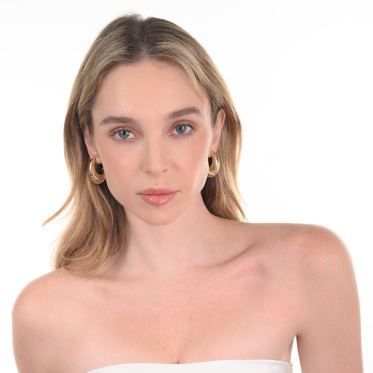 Aretes en baño de oro diseño aro texturizado moderno