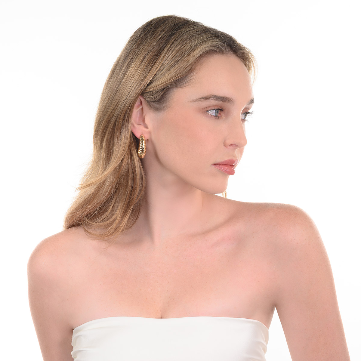 Aretes en baño de oro diseño aro texturizado moderno