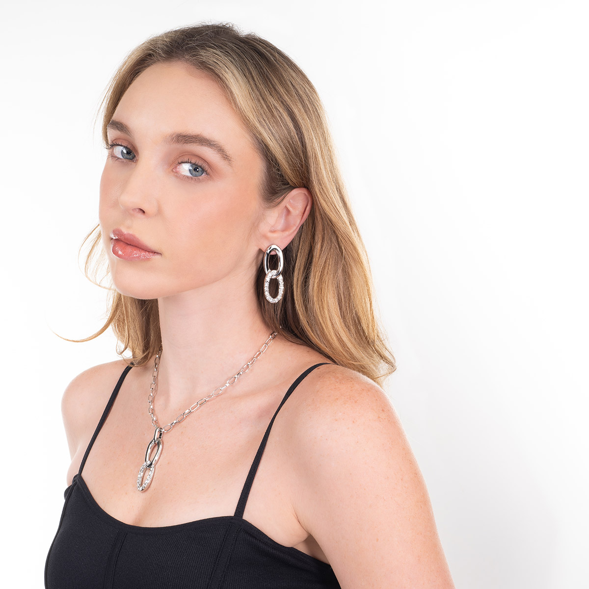 Aretes en baño de rodio eslabones piedras tono cristal