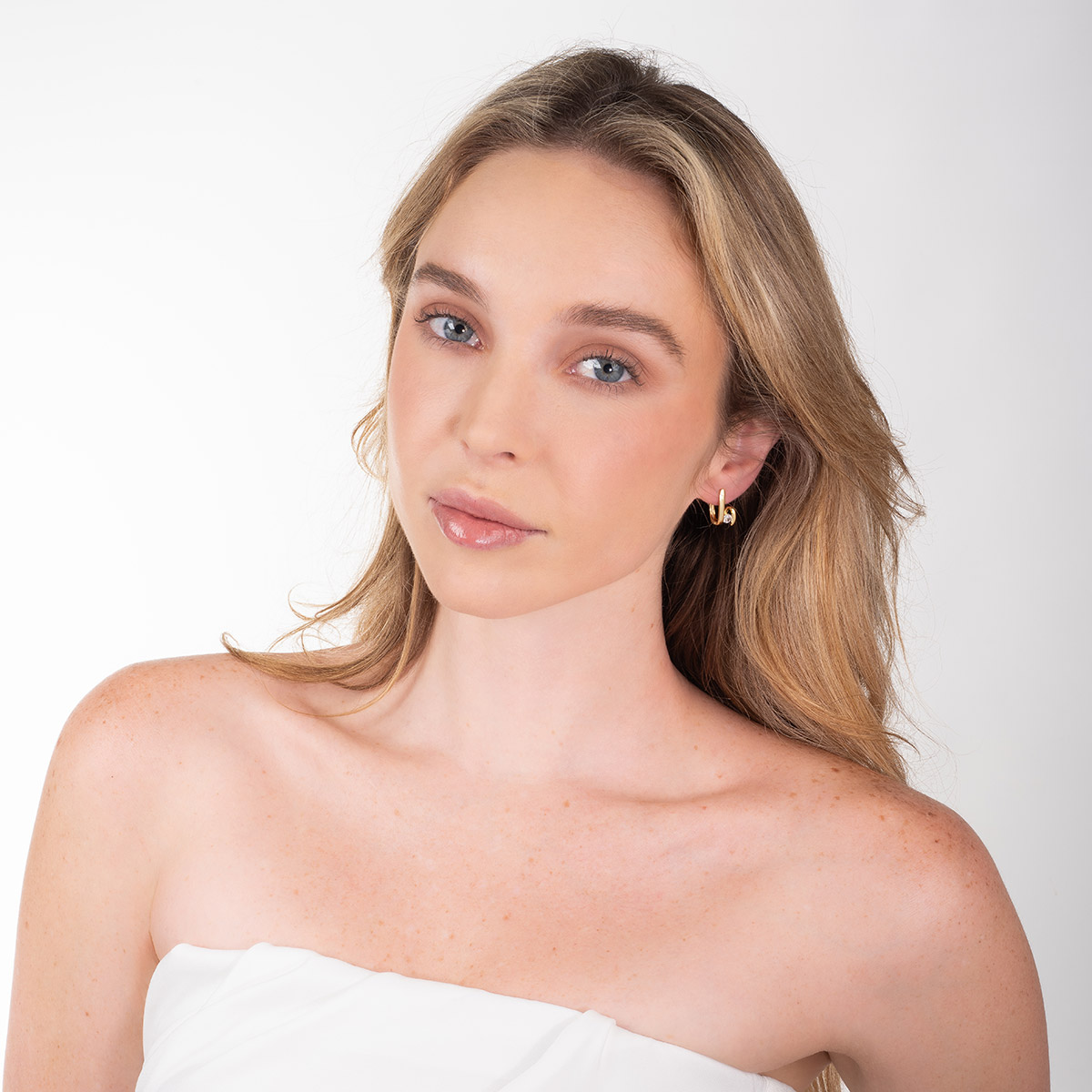 Aretes en baño de oro diseño abierto piedra toque brillante