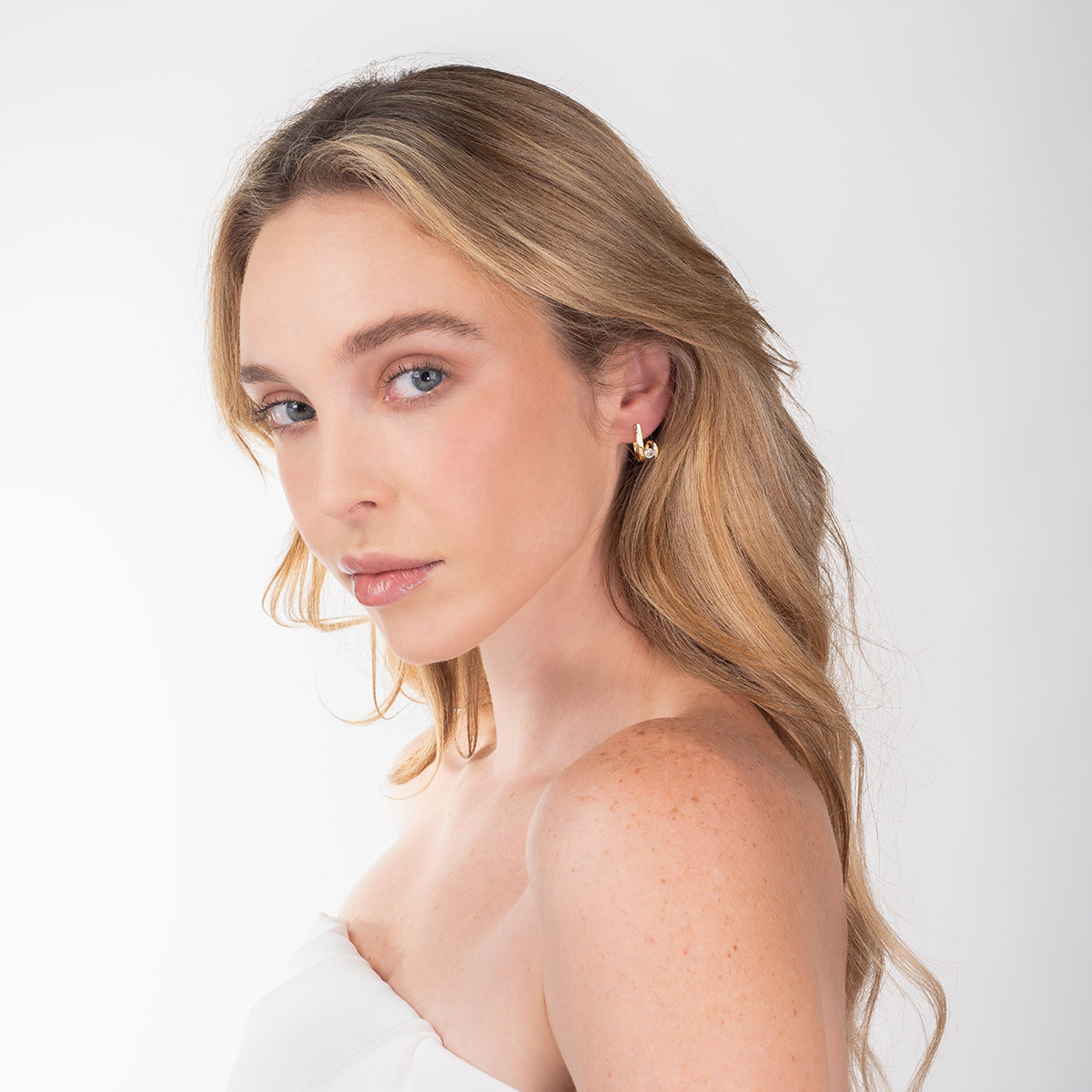 Aretes en baño de oro diseño abierto piedra toque brillante