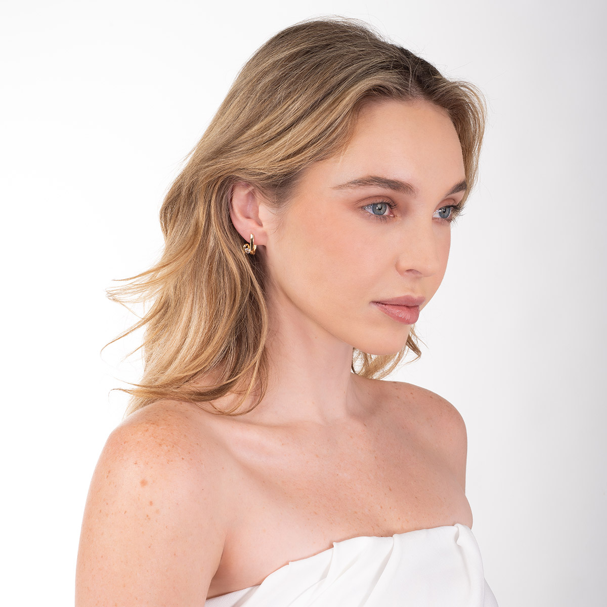 Aretes en baño de oro diseño abierto piedra toque brillante