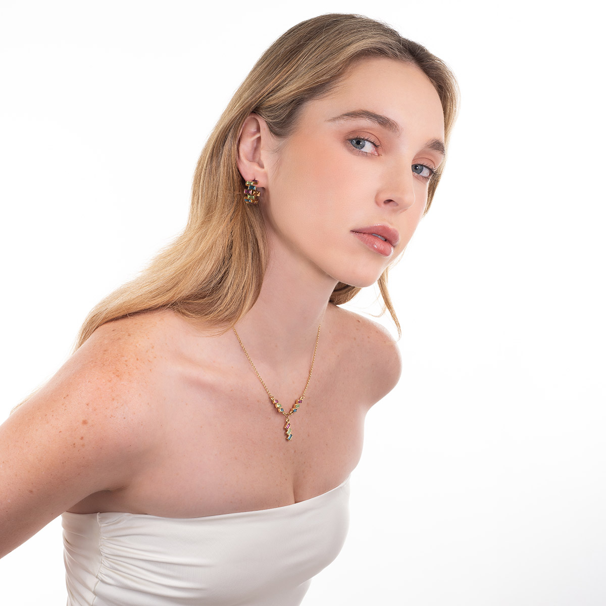 Aretes en baño de oro aros medianos piedras colores modernos