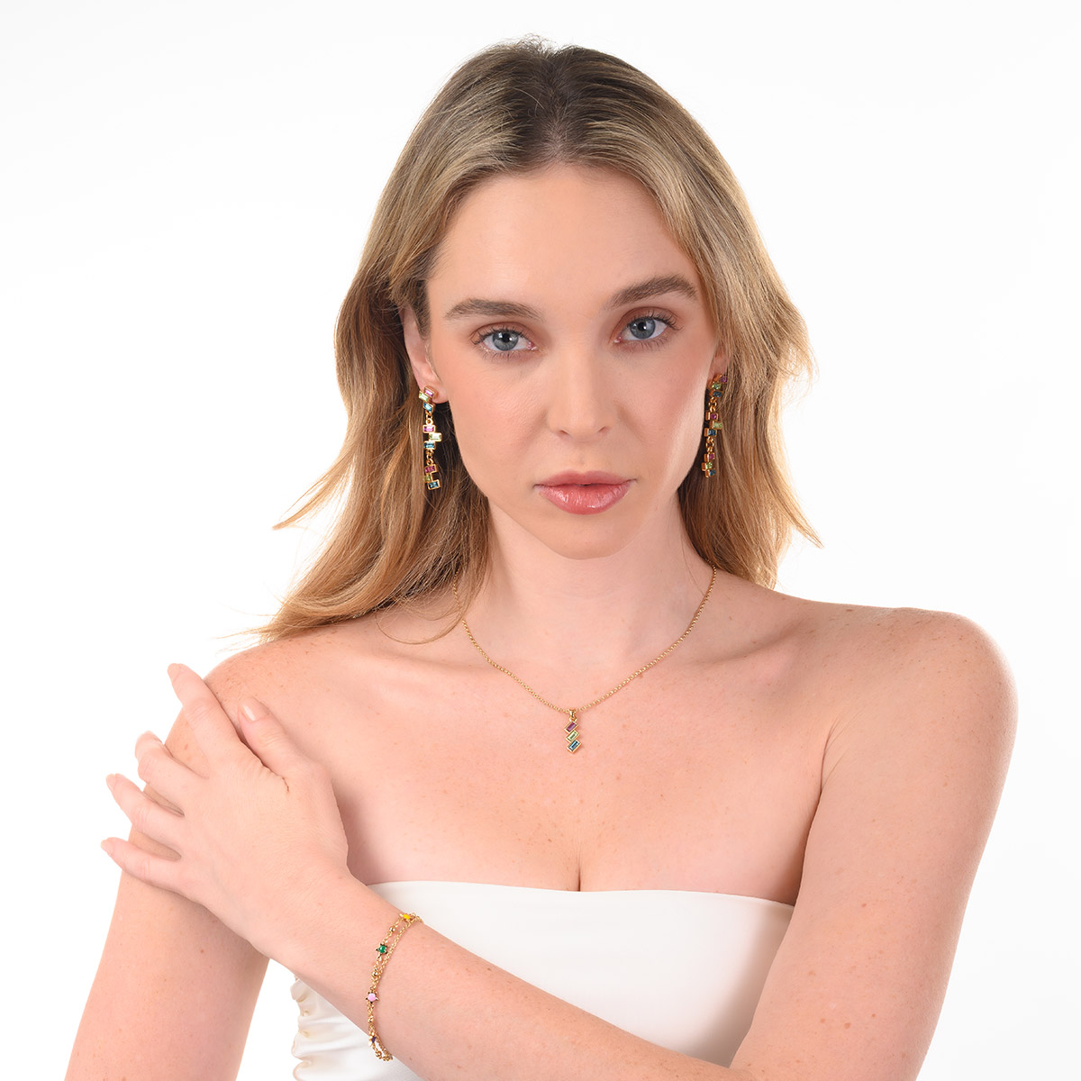 Aretes en baño de oro piedras fucsia verde azul diseño largo