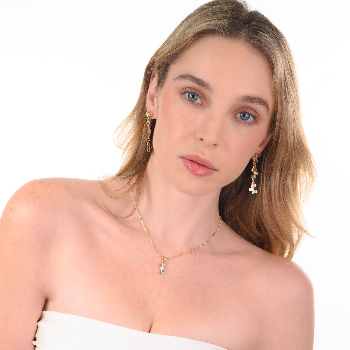 Aretes en baño de oro piedras fucsia verde azul diseño largo