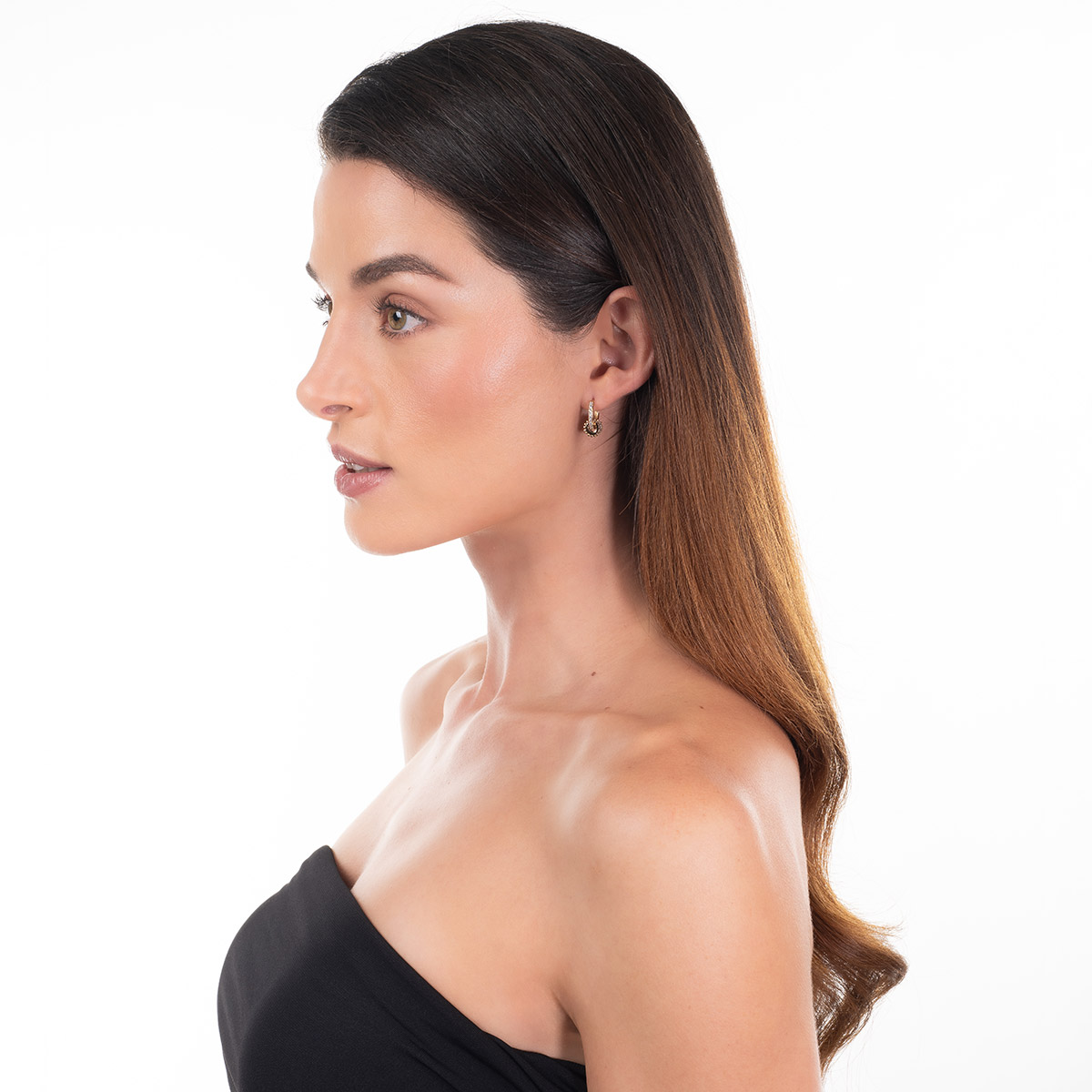 Aretes en baño de oro forma circular piedras toque brillante