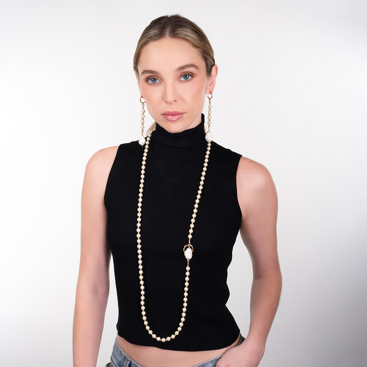 Aretes en baño de oro perlas tono crema diseño largo