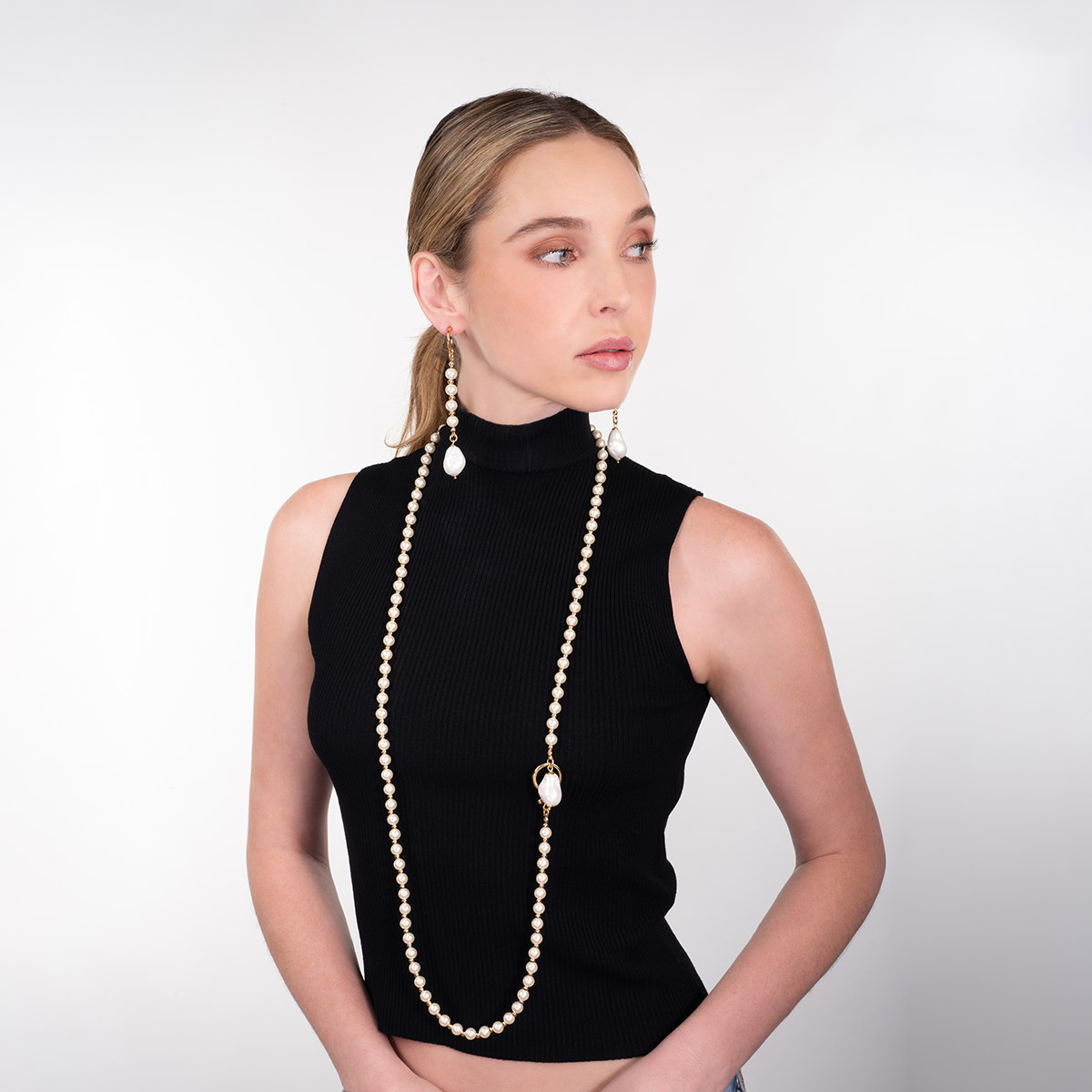 Aretes en baño de oro perlas tono crema diseño largo