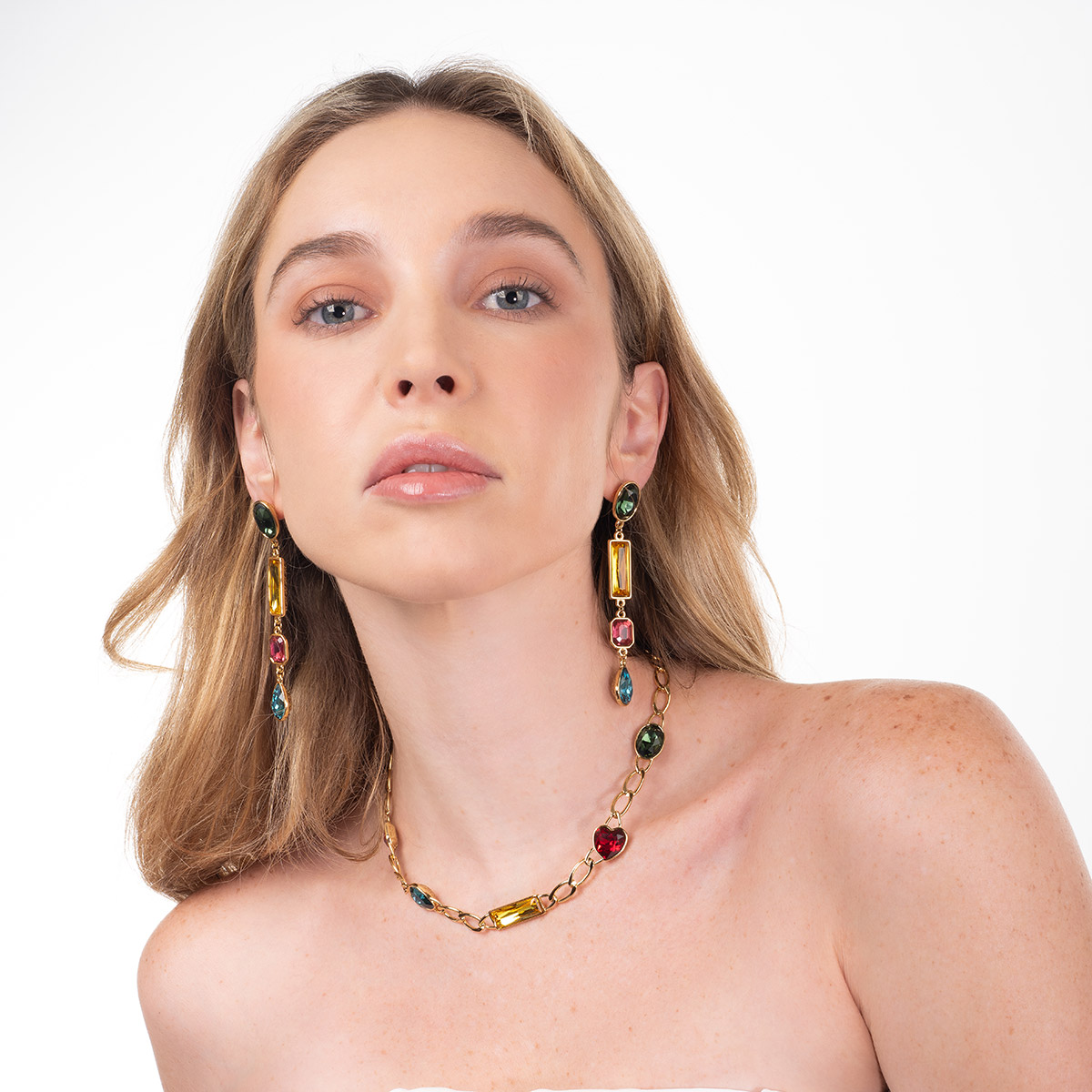 Aretes largos con piedras de colores