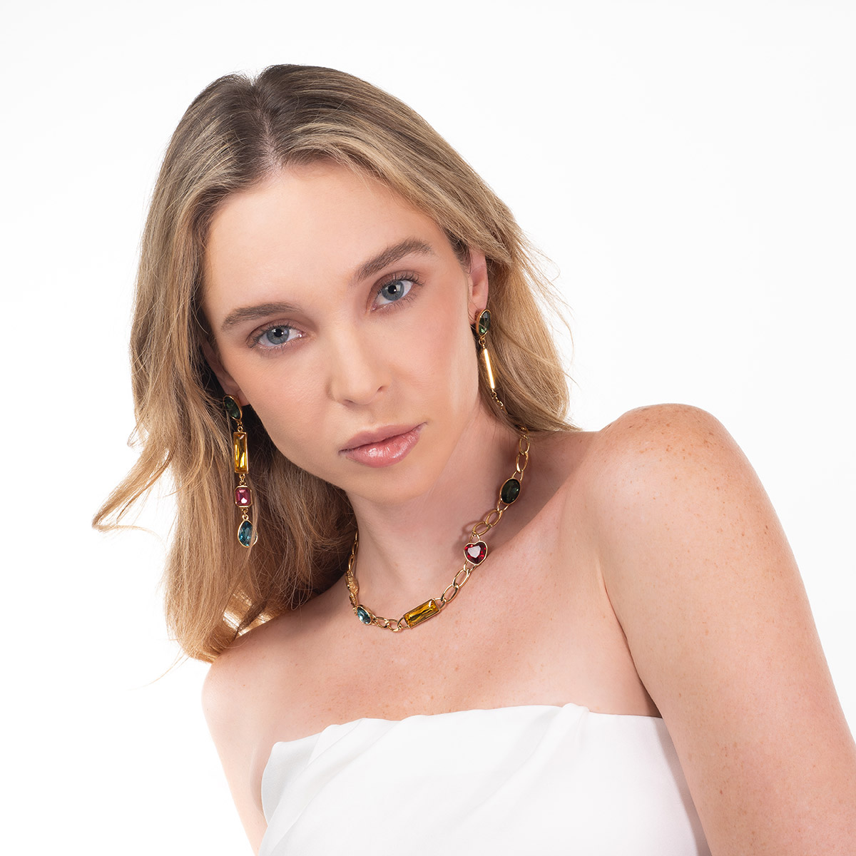 Aretes largos con piedras de colores