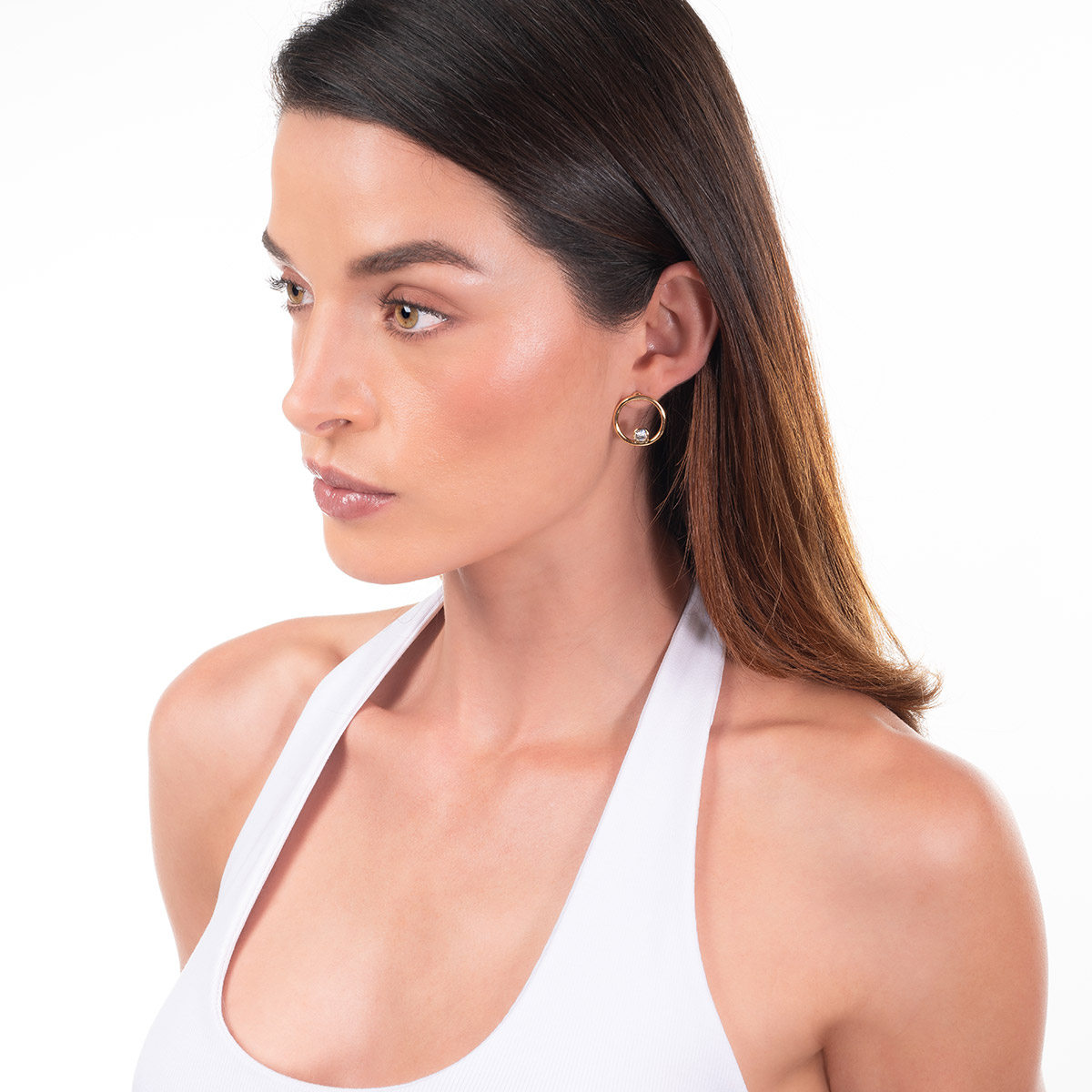 Aretes en baño de oro círculo con piedra en tono cristal