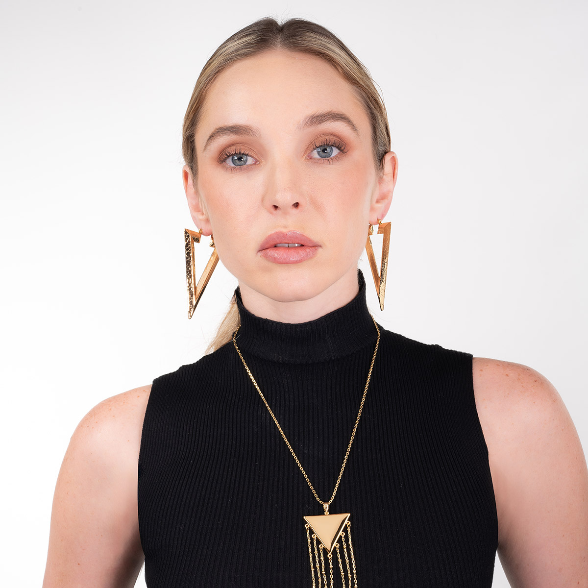 Aretes en baño de oro diseño triangular textura geométrica
