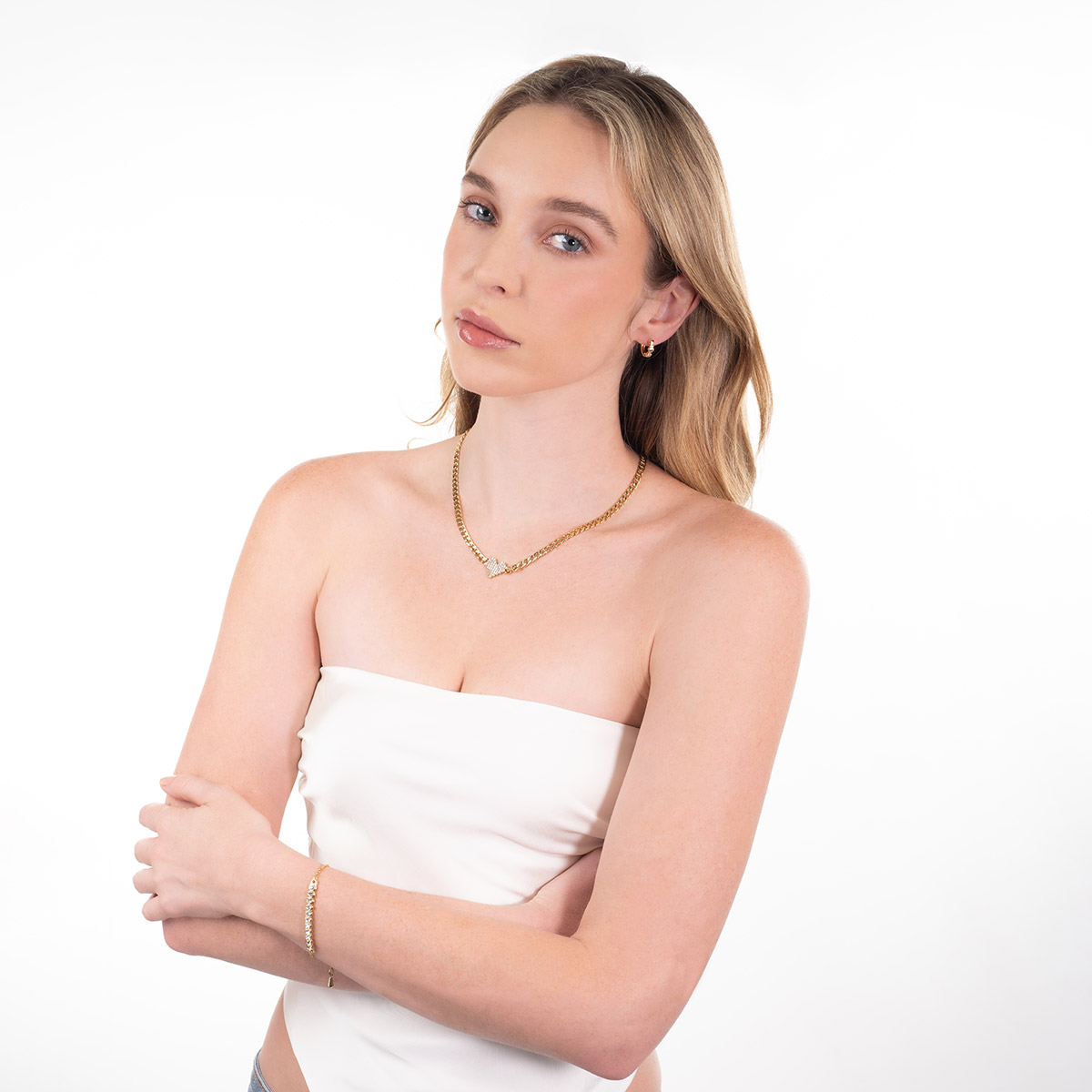 Aretes en baño de oro aros corazones y piedras toque brillante