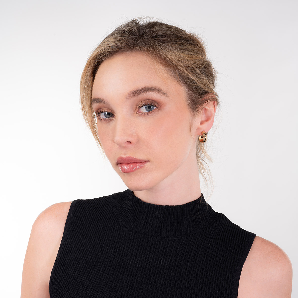 Aretes en baño de oro diseño de aro texturizado voluminoso