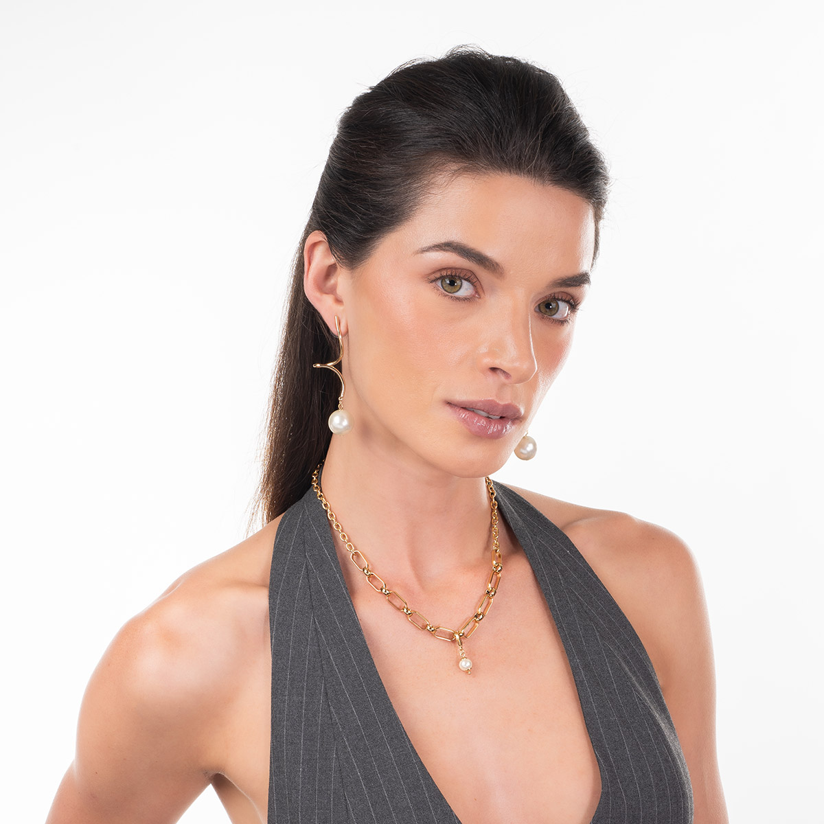 Aretes en baño de oro con perla sintética diseño curvo