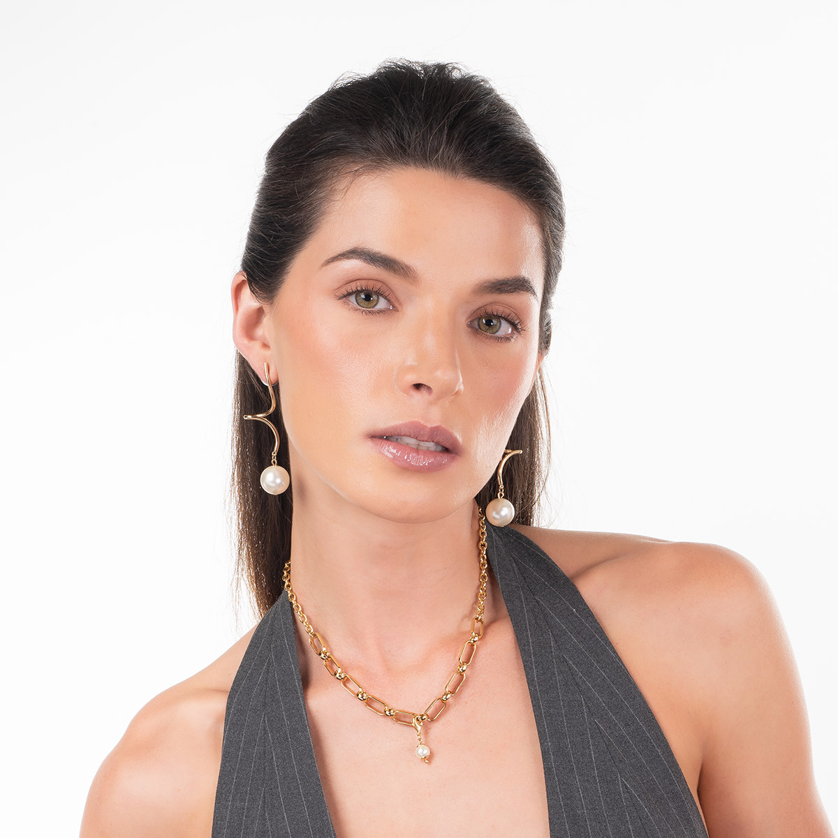 Aretes en baño de oro con perla sintética diseño curvo