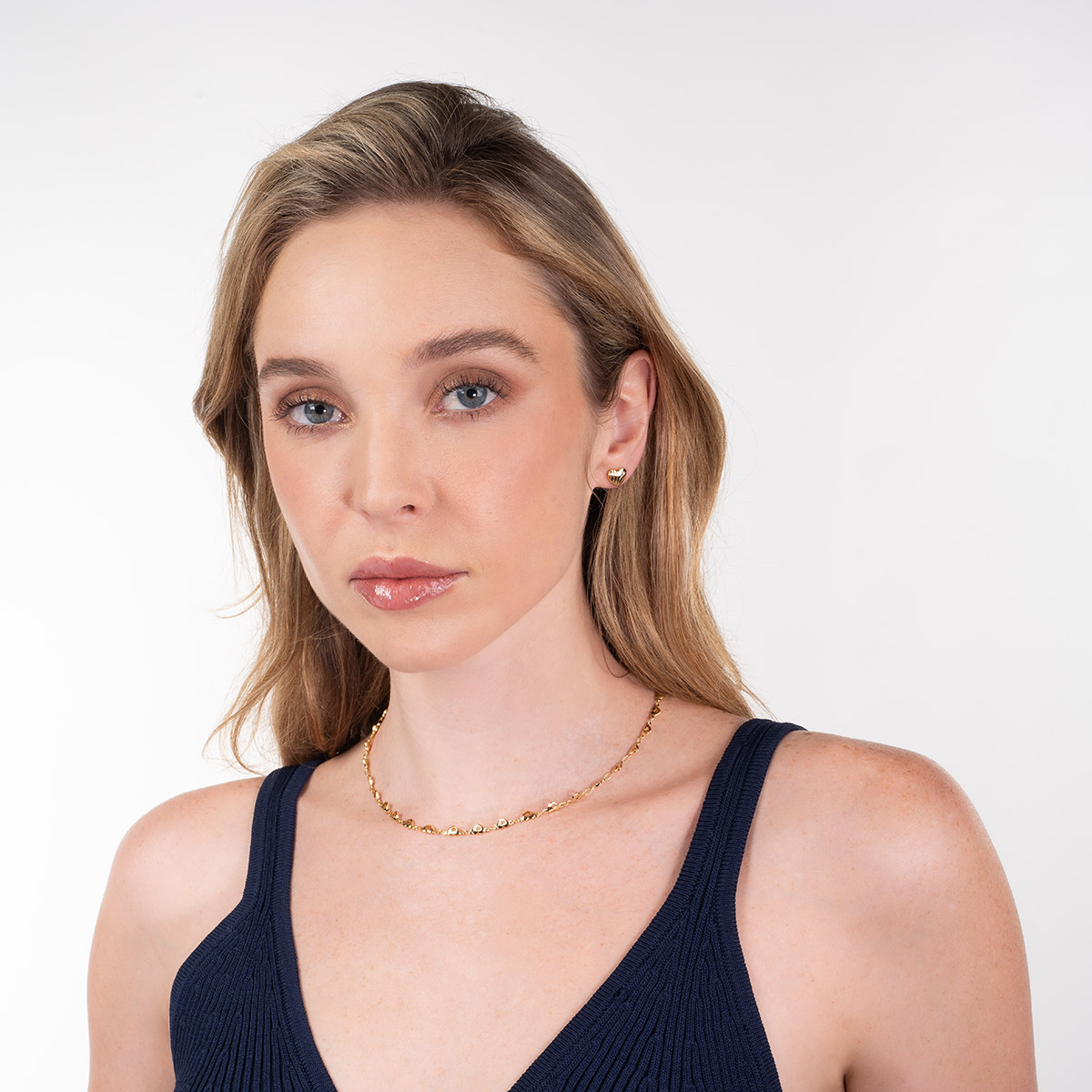 Aretes en baño de oro con corazones pulidos y toque brillante