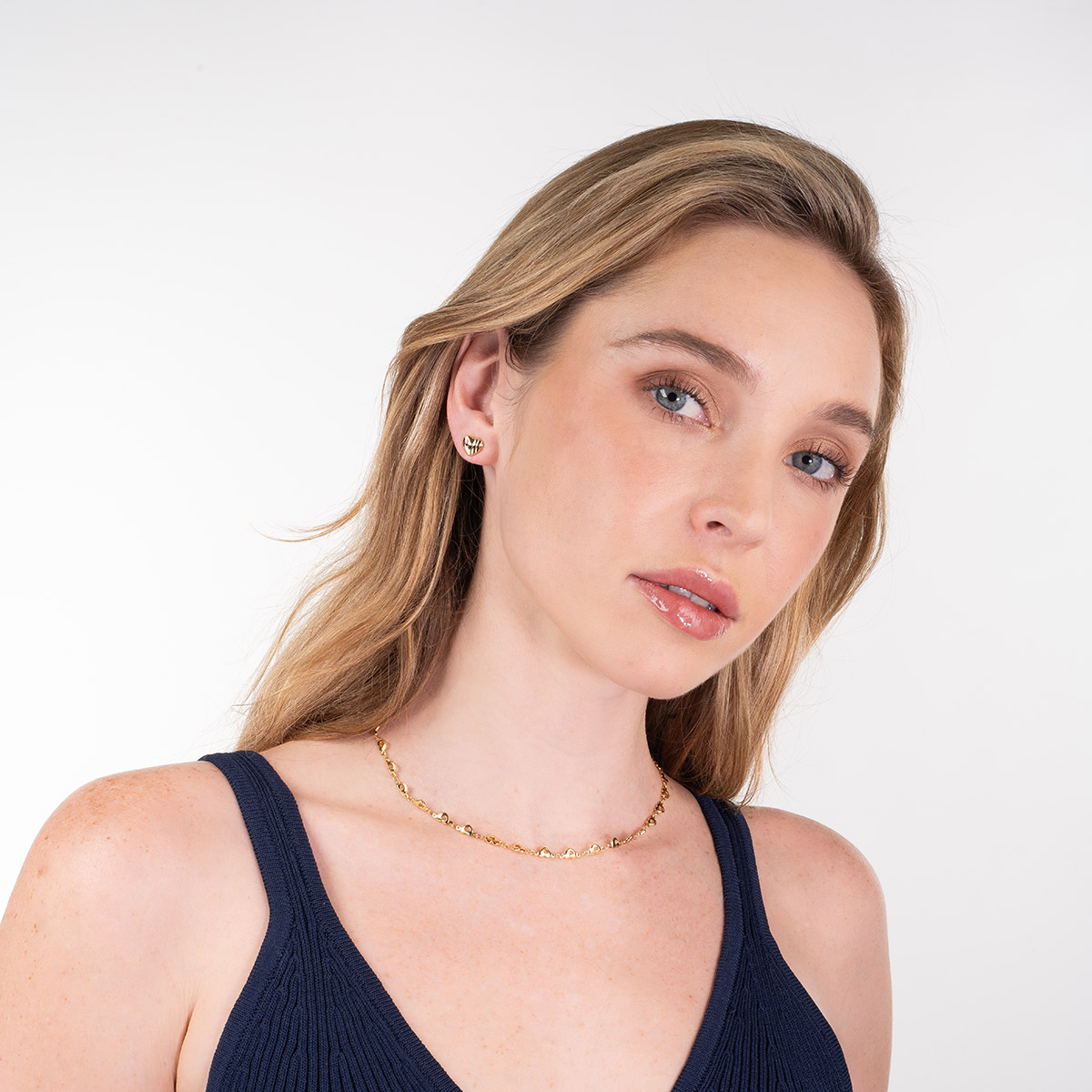 Aretes en baño de oro con corazones pulidos y toque brillante