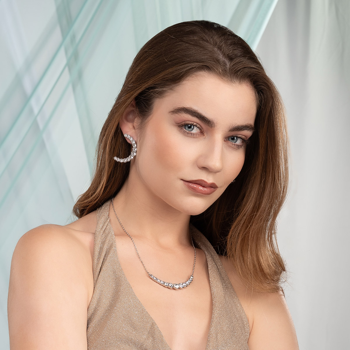 Aretes en baño de platino con piedras en tono cristal