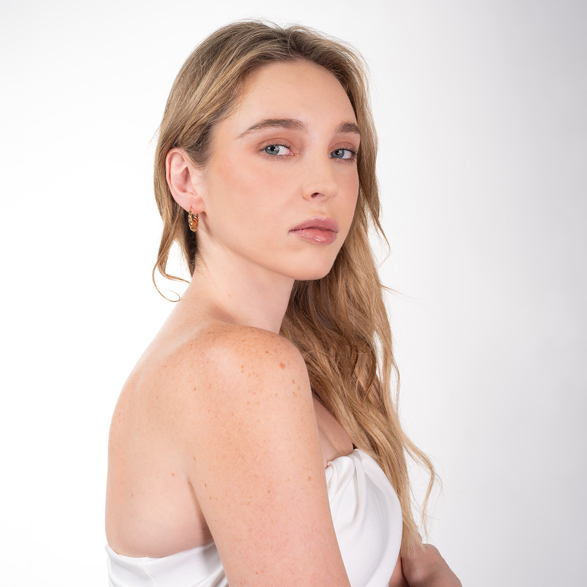 Aretes en baño de oro diseño abultado forma semicircular