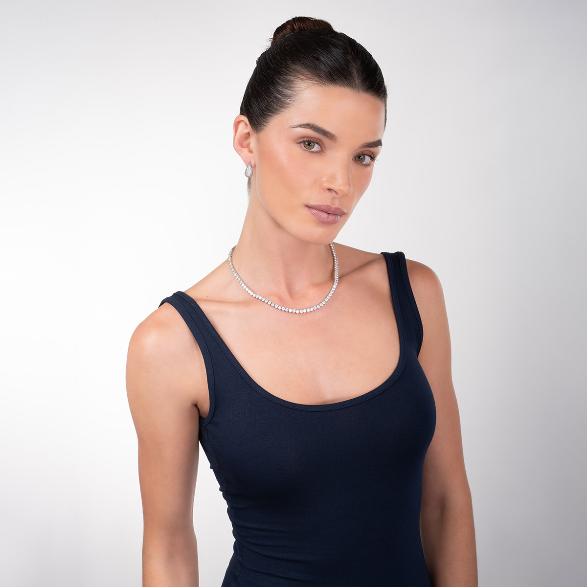 Aretes en baño de rodio forma gota piedras toque brillante