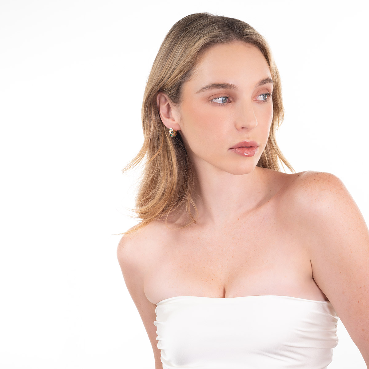 Aretes en baño de oro piedras esmeralda y rosa diseño ancho